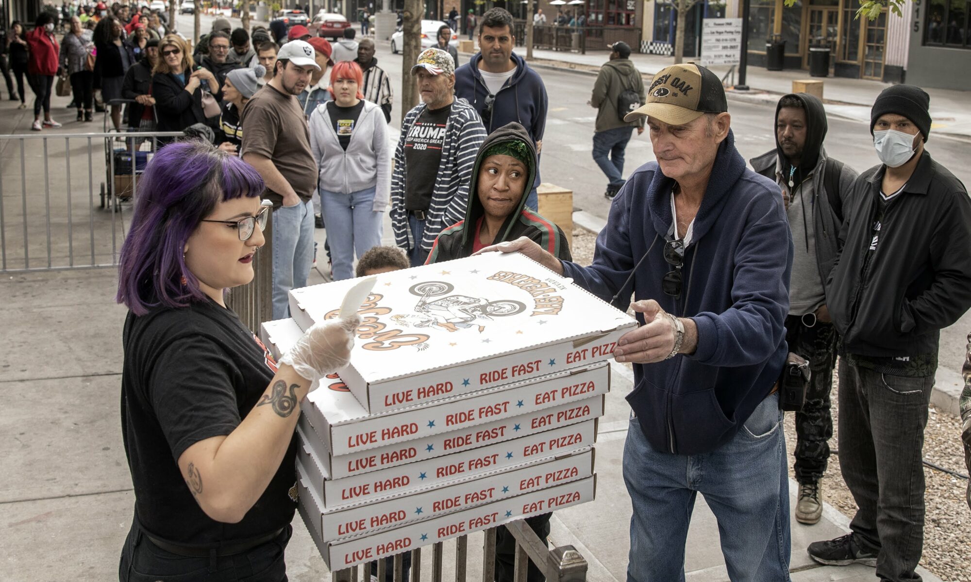 Alysia Bosnos with Evel Pie on Fremont Street hands out free pizza on Wednesday, March 18, 2020. The restaurant  estimated to give away 400 pizza before the dough runs out and forced shutdown because of a statewide mandate to close because of coronavirus concern. (Jeff Scheid/The Nevada Independent)